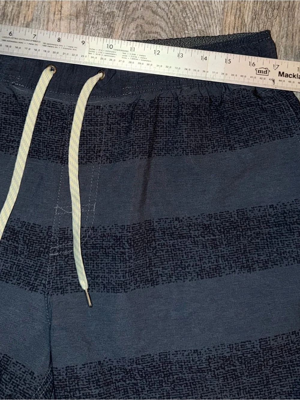Vuori V-Cycled Men’s 34 Striped Boardshorts Swim Shorts